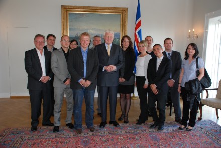 Gruppenbild mit Präsident: die Schweizer Journalisten lassen sich zur Erinnerung an ein hochinteressanter Gespräch mit Ólafur Ragnar Grímsson ablichten.
