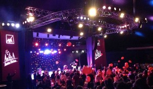 Hier wird gelacht: Das Zelt mitten im Skigebiet ist das Zentrum des Arosa Humorfestivals.