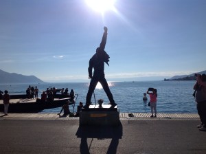 Yeah! Die berühmte Statue des verstorbenen Queen-Sängers Freddie Mercury in Montreux, wo jeden Sommer eines der berühmtesten Musikfestivals weltweit stattfindet.