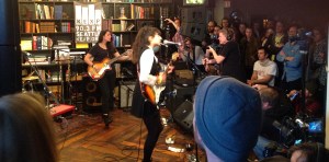 Girlie-Rock'n'Roll: La Luz treten an einem der beliebtesten Off-Venue-Lokalitäten auf, dem KEX Hostel.
