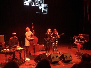 Leise, aber umso intensiver: My Bubba spielen in einem der Harpa-Säle.