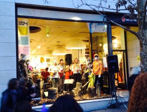 Konzertort für Rebekka Sif: das Schaufenster des Kleiderladens Cintamani