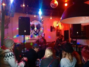 Auftritt in intimem Rahmen:  In der Bar «Bravó» gibt Snorri Helgason eigene Lieder und Covers zum Besten.