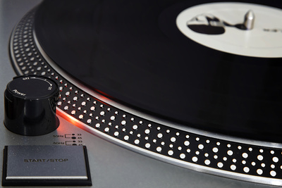 Im Hoch: Schallplatten sind wieder vermehrt gefragt, der Musikmarkt insgesamt ist weiter rückläufig. (Bild Carsten Jünger/Pixelio)