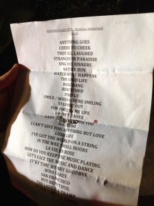 Erinnerungsstück eines weiblichen Fans: Die Setlist von Lady Gaga und Tony Bennett. (Foto: Hans Bärtsch)